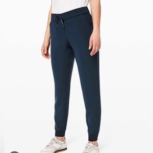 Lululemon on the fly joggers